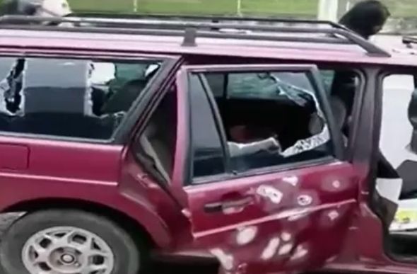 Homem destruiu o próprio carro após ser parado em blitz no município de Teófilo Otoni — Foto: Reprodução/Inter TV dos Vales