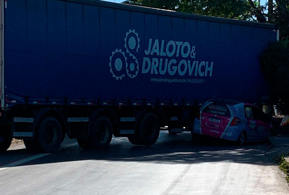 VÍDEO Carreta desce desgovernada e atinge carro estacionado em Sete Lagoas