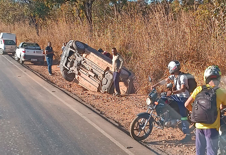 Condutora Perde Controle De Carro E Capota Na MG 238 Em Sete Lagoas