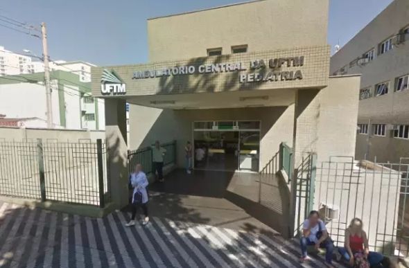 Menino foi internado em estado gravíssimo no Hospital das Clínicas de Uberaba e morreu logo em seguida  Foto: Google Street View / Reprodução