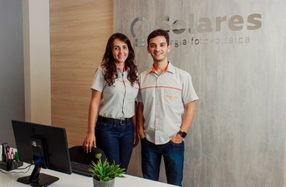 Os sócios Roberto Carvalho e Mirelly Caldeira lideram a equipe da Solares Energia Fotovoltaica/Foto: Divulgação