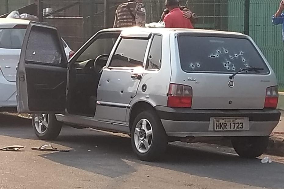 Fiat Uno, que teria sido furtado, foi alvejado pelas balas./ Foto: Lisley Alvarenga