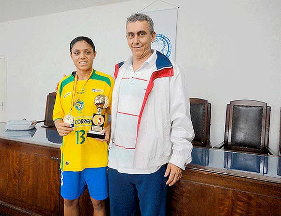 Marcela Nascimento após conquista do Mundial de Futsal, e Aziz Moisés, que treinou a atleta em Sete Lagoas