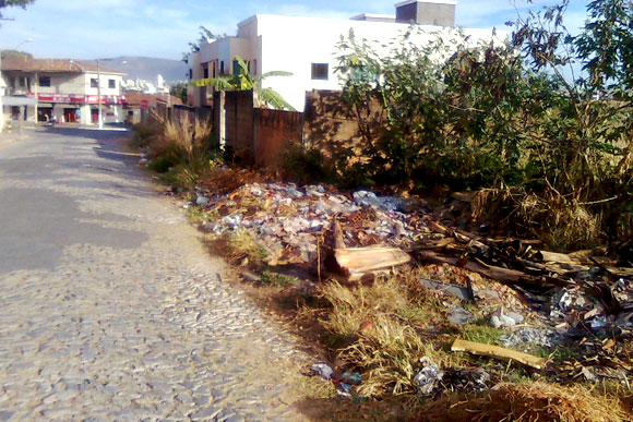 Sem fiscalização e sem educação de moradores, rua Dr. Alencar Bento Cunha, se transformou em lixão / Foto: Marcelo Paiva 