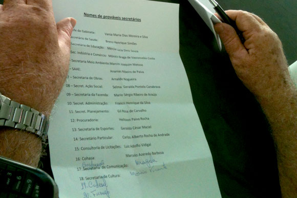 Márcio Reinaldo mostra, em primeira mão, a lista com os nomes dos novos secretários / Foto: Marcelo Paiva