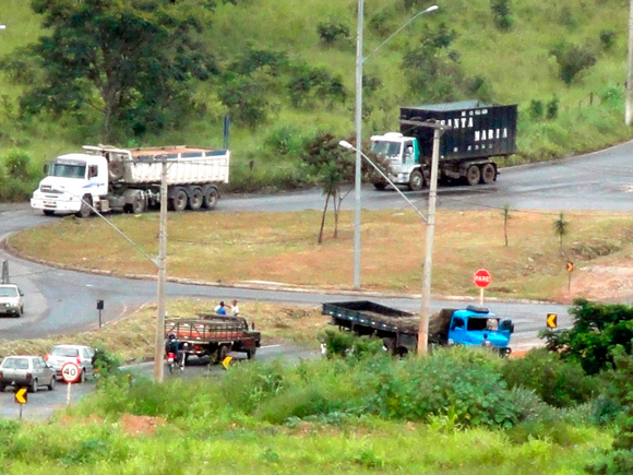 Caminhão perdeu controle e colidiu no poste na Av. Perimetral - Foto: Demétrius Duarte