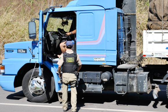 Um caminhão foi flagrado com excesso de peso e teve que ser feito o transbordo da carga de gusa / Foto: Marcelo Paiva 