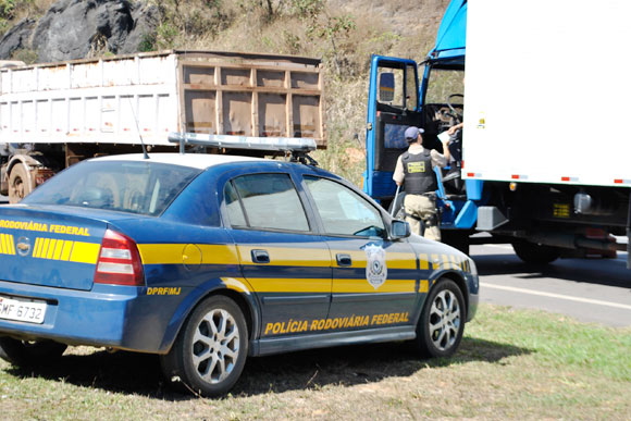 Dezessete documentos de veículos foram retidos na operação / Foto: Marcelo Paiva