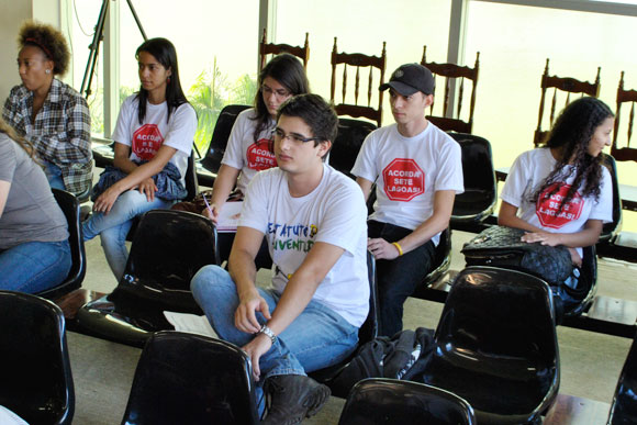 Representantes do Acorda Sete Lagoas, uniformizados, na reunião parlamentar da terça-feira 17 / Foto: Marcelo Paiva