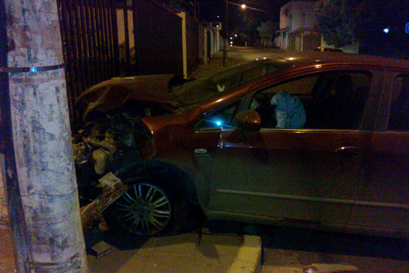 Acidente no último sábado quando carro por pouco não invade uma casa / Foto: Márcio Teixeira