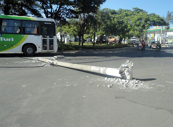 Poste caído deixa trânsito lento próximo ao Posto Castelo - Foto: Cíntia Rezende
