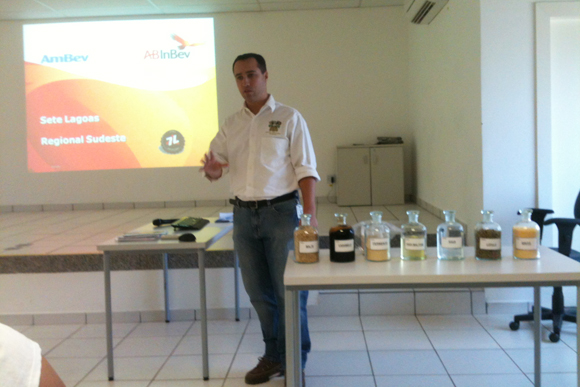 Mestre cervejeiro Edmundo explicou o processo de fabricação das cervejas na unidade / Foto: Marcelo Paiva