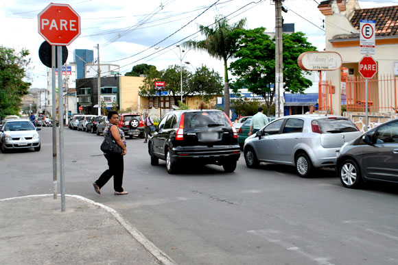 Pedestre precisa esperar boa vontade de motoristas para atravessar a rua Teófilo Otoni / Foto: Marcelo Paiva