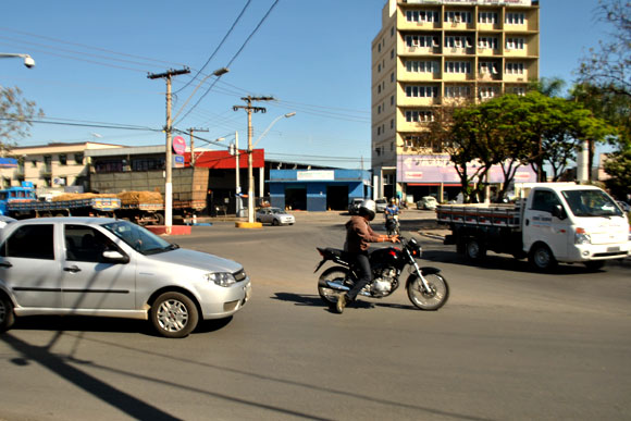 Carro, moto e caminhão disputam espaço na entrada da rotatória pela Raquel Teixeira Viana / Foto: Marcelo Paiva
