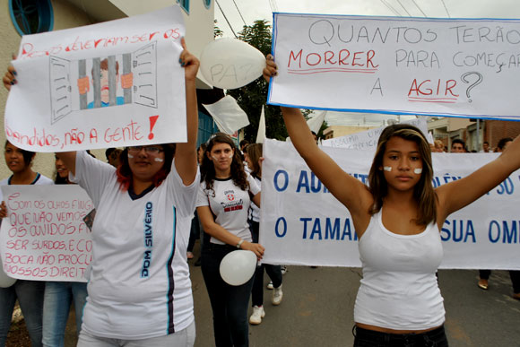 Alunos pediram paz pelas ruas centrais da cidade / Foto: Marcelo Paiva