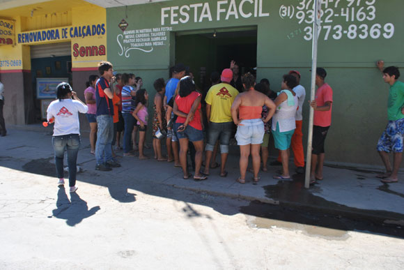 Moradores deliberaram por liberar a via depois da promessa da prefeitura / Foto: Marcelo Paiva