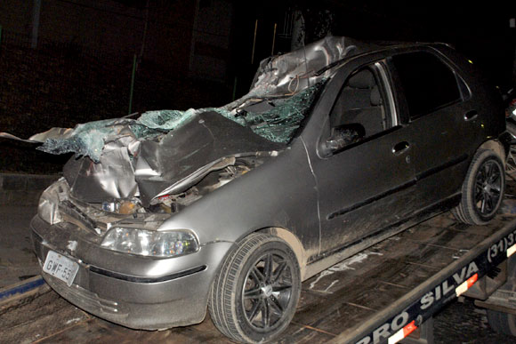 Carro ficou com a frente destruída / Foto: Mateus Cruz