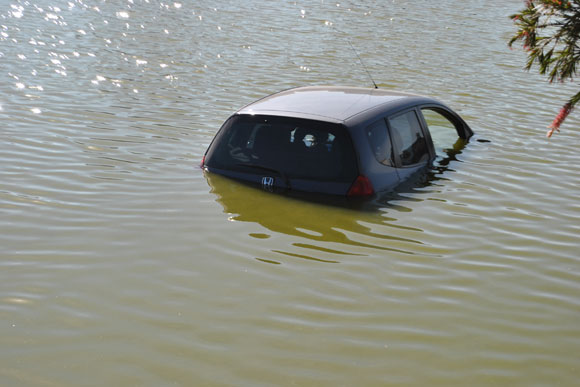 Carro está com água até as janelas / Foto: Mateus Abreu