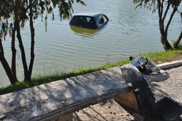 Carro atingiu um banco antes de cair na lagoa / Foto: Mateus Cruz
