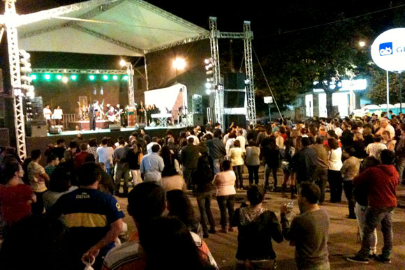 Tributo a Bealtes levou grande público a praça Tiradentes, na abertura do evento / Foto: Marcelo Paiva