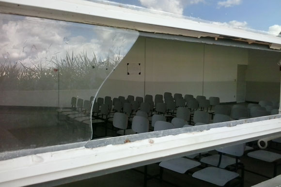 Escola está com o vidro de uma das salas quebrado / Foto: Divulgação