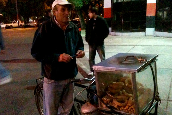 Vicente faz sucesso com seus churros nos arredores do estádio / Foto: Marcelo Paiva