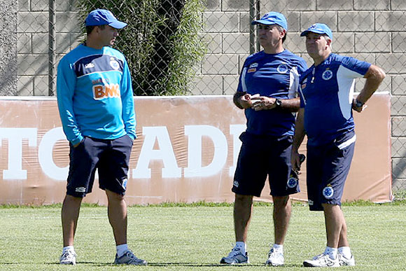 Técnico Marcelo Oliveira (centro) deve repetir time que empatou com a Portuguesa / Foto: Edesio Ferreira