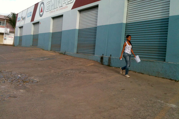 Na Rua Equador várias lojas fecharam mais cedo / Foto: Marcelo Paiva  