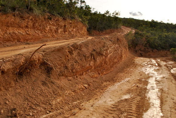 Uma estrada do terreno ao córrego estava sendo aberta / Foto: Marcelo Paiva