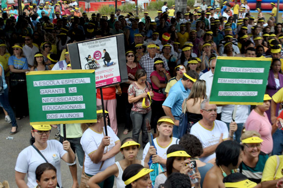 Pessoas levaram cartazes e faixas para o protesto / Foto: Marcelo Paiva