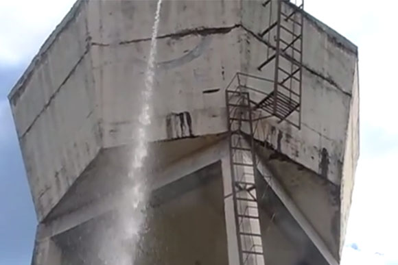 Vazamento em caixa d'água no Cidade de Deus / Foto: youtube