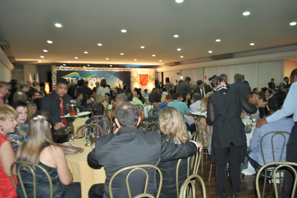 Aproximadamente 500 pessoas prestigiaram a festa no salão do clube Náutico / Foto: Marcelo Paiva