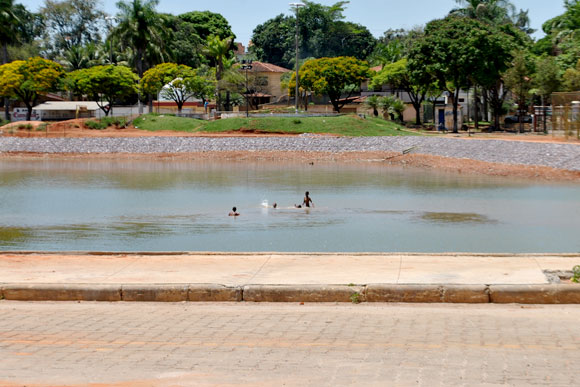 Garotos se refrescam na Lagoa / Foto: Marcelo Paiva