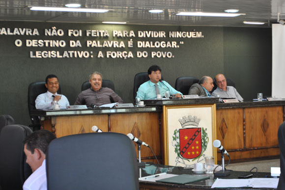 Vereadores discutem na câmara municipal / Foto: Marcelo Paiva