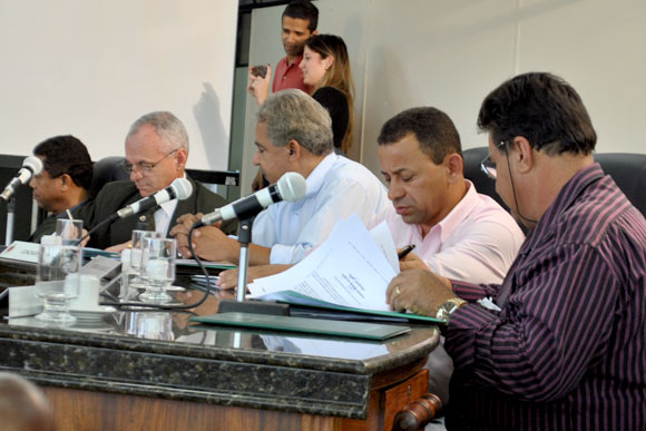 Autor da proposta é o vereador Ismael Soares, segundo da direita para a esquerda / Foto: Marcelo Paiva