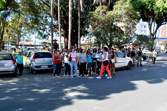 Cansados de esperar, moradores protestaram na porta da prefeitura / Foto: Marcelo Paiva