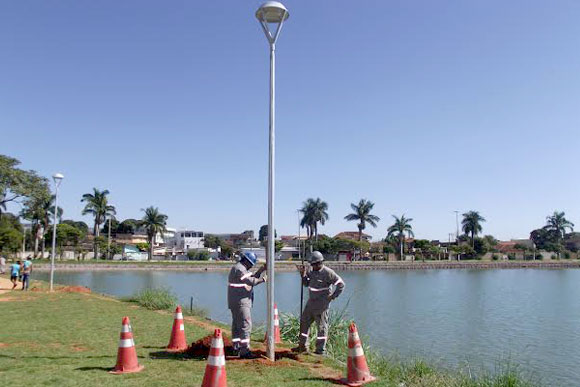 Novos postes que estão sendo instalados na orla / Foto: Divulgação