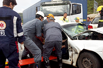 Colisão entre carreta e Gol deixa passageiros presos às ferragens / Foto: Divulgação