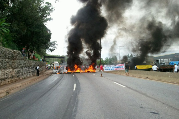 Manifestantes interditam as duas vias do Anel Rodoviário / Foto: Divulgação PM