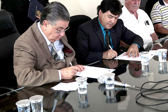 Marcio Reinaldo e Marcio Paulino assinam contrato para retomada das obras / Foto: Alan Junio