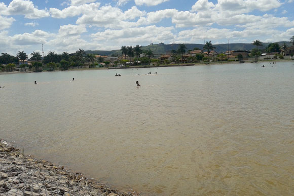 Cerca de 20 banhistas se refrescavam na Boa Vista, nesta terça / Foto: Marcelo Paiva