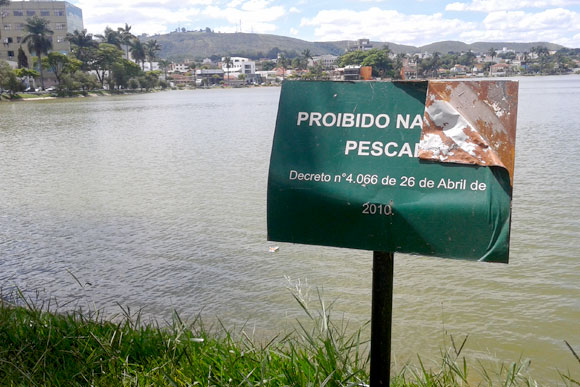 Uma das quatro placas na orla da Lagoa Paulino que alerta sobre a proibição de nadar / Foto: Marcelo Paiva