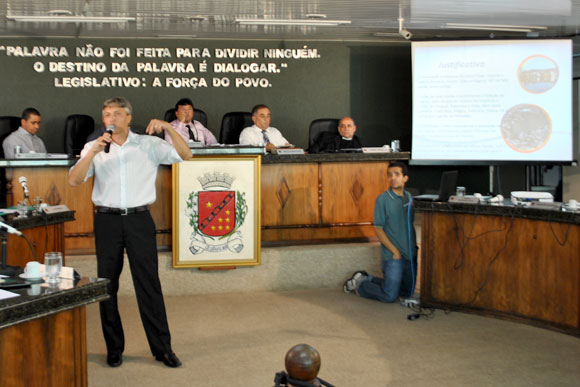 Glauco Azevedo apresenta proposta de festival aos vereadores / Foto: Marcelo Paiva