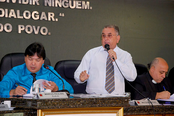 reunião especial foi pedida pelo vereador Milton Martins, de branco / Foto: Divulgação Câmara