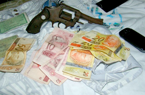 Ladrões fugiram com arma e R$ 1 mil da vítima / Foto meramente ilustrativa: Divulgação