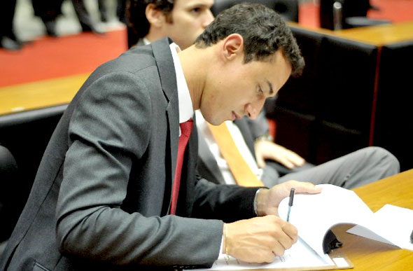 Deputado Douglas Melo durante a sessão que aprovou a volta do auxílio moradia / Foto: Divulgação ALMG