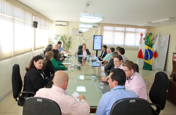 Reunião de assinatura realizada no gabinete do prefeito Marcio Reinaldo / Foto Divulgação:  Filipe de Castro 