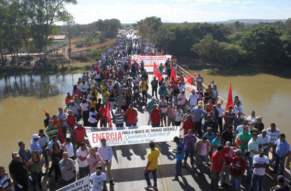 Manifestantes fecham rodovia em Pirapora, solicitando energia / Foto: Ivan Rodrigues