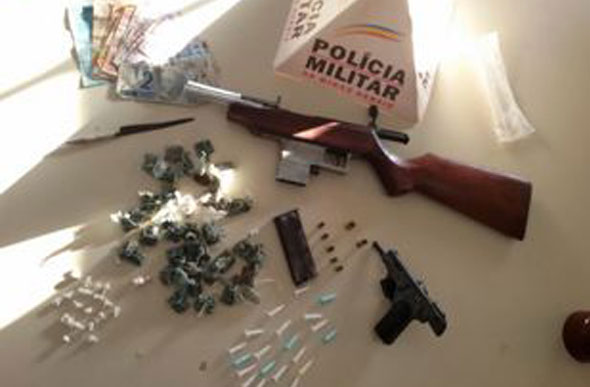 Armas e drogas apreendidas / Foto: 25ºBPM