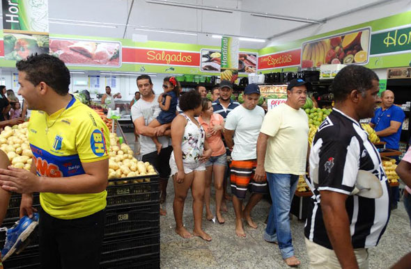 Manifestantes entraram no supermercado descalço/ Foto: Márcio Tulio